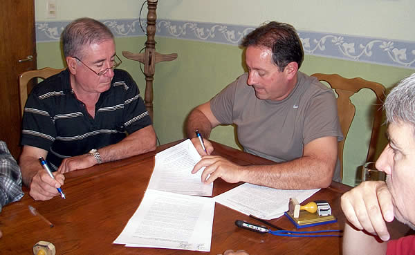 FOTO: El Municipio firma convenio con la C.E.Vic