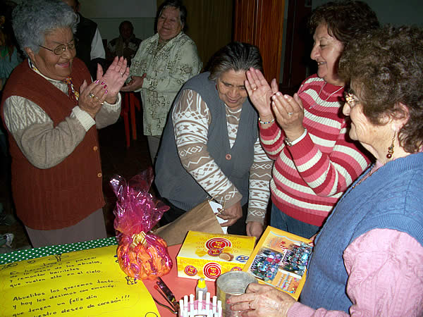 FOTO: abuelos del Cumelen recibieron la visita del Jardín “Carocitos” 