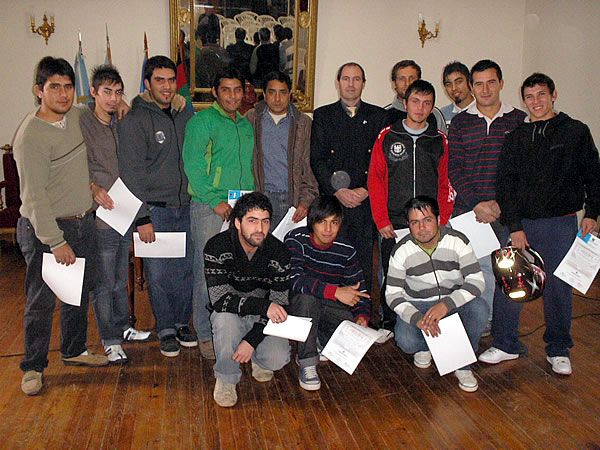 FOTO: Entregan certificados de capacitación en albañilería