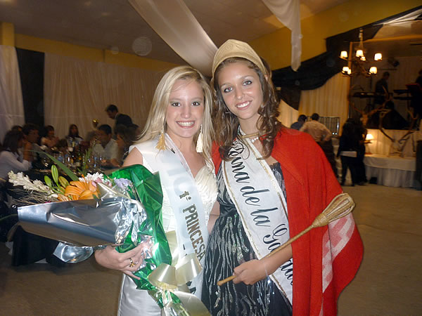 FOTO: Fiorella Trapaglia junto a la Reina Provincial de la Ganadería Melanie Ivonne Berger, que participó como reina invitada.