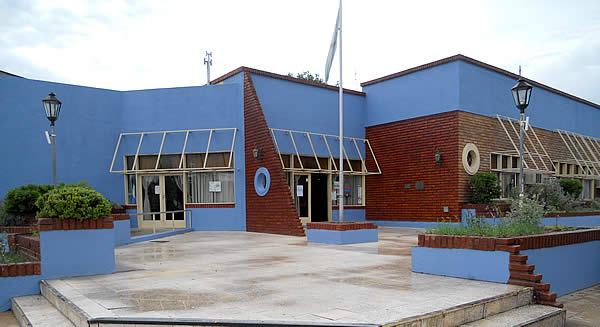 Pintan el edificio municipal y construyen nicheras en el cementerio