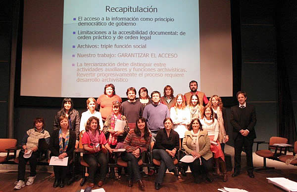 La Profesora Carmen Carripi participó de un curso de Archivística