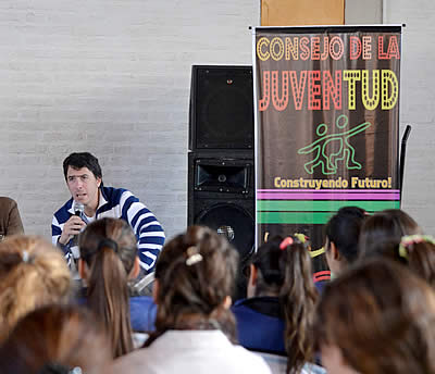 Diputados, concejales estudiantiles y alumnos debaten sobre el Voto Joven